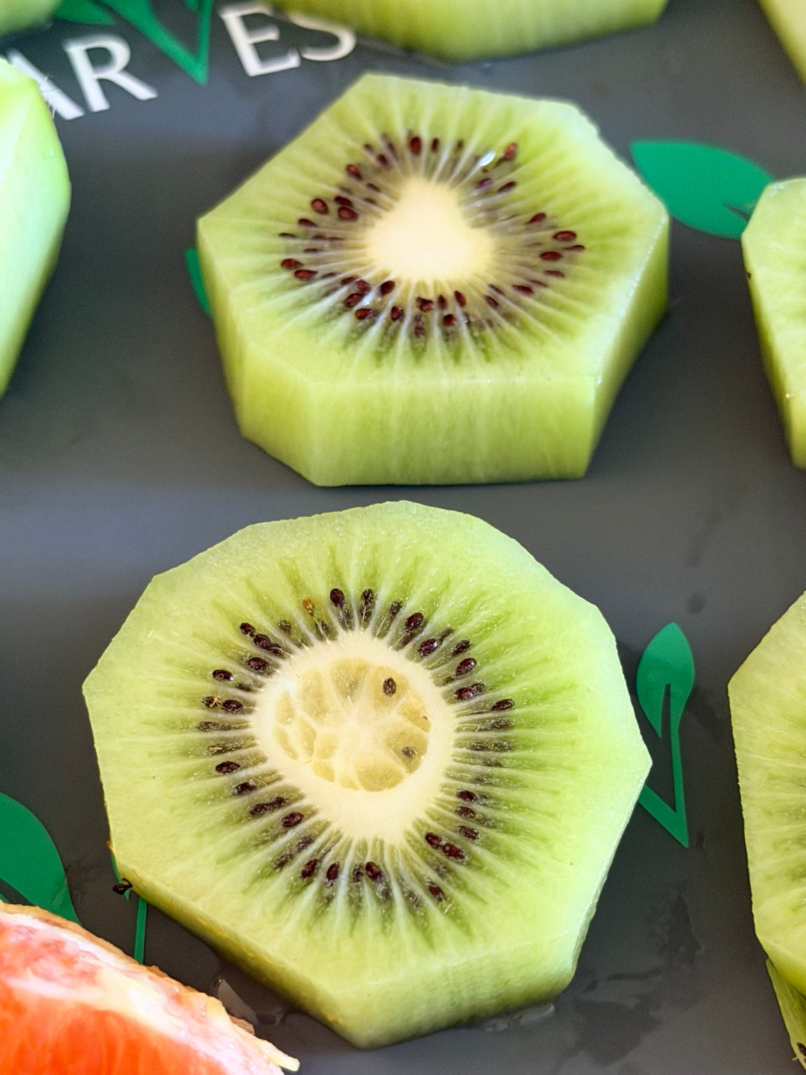 Thick-cut kiwi slices prepared for freeze-drying